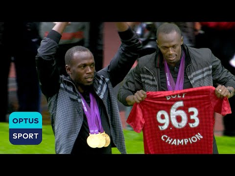 Usain Bolt presents his gold medals to an adoring Old Trafford crowd 🤩