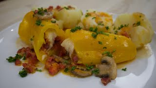 Pimentones rellenos con Cerdo y Champiñones, acompañados de Papa cocida .