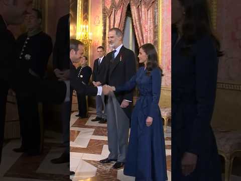 La reacción de la reina #Letizia tras caérsele su pulsera de diamantes y zafiros en plena recepción