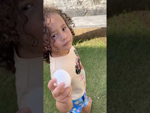 Izadora e eu testamos se o ovo quebra na água #izadoralima #shorts #humor #rotinademae