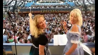Video: Zwei Blondinen dirigieren den Wiesnhit - Das ist Wahnsinn (Video: Gerd Bruckner)
