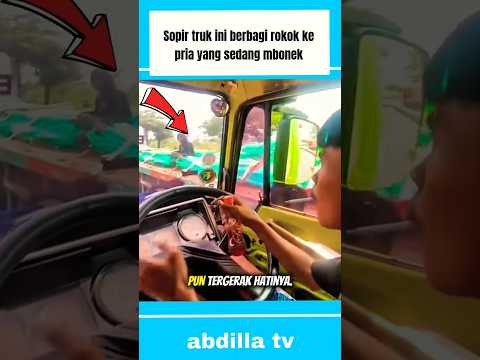 pria ini terlihat sedang berbagi rokok terhadap pria yang naik di bak truk #shorts #shortvideo