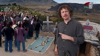 ¿Por qué en este pueblo sacan a los muertos de sus tumbas? | MADAGASCAR 