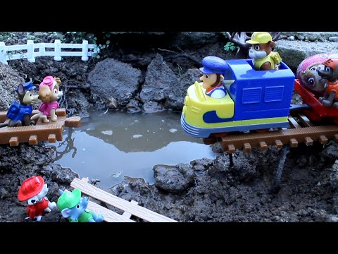 PAW PATROL rescata el TREN del CHARCO! Patrulla canina cachorros videos trenes cars carros train