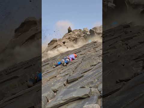你敢挑战吗？这群登山者的勇气让人震撼！遇到山崩了！#spirituality  #outdoors  #challenge  #mountains  #climbing  #adventure
