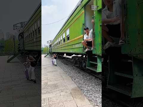 Kereta Sudah Penuh, Tapi Gadget Ini Bikin Semua Orang Kaget! ๐ฑ