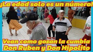 ¿Quien dijo que los mayores no tienen ritmo? Mira 1/4 de pollo y don hipolito como gozan la cumbia 👴