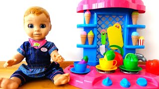 Learn colors with colored cups and Luvabella doll