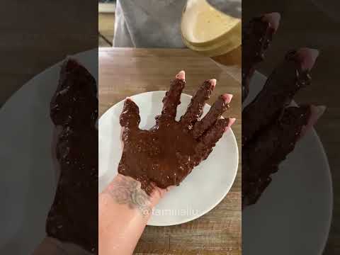 FIZ A MÃO DE CHOCOLATE DA WANDINHA! #shorts