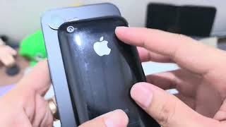 iPhone 16e vs iPhone 3g - Black vs Space Black 