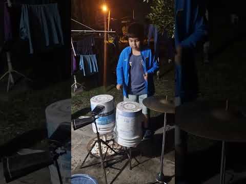 sobra talento el pibe de los timbales qué la rompe con baldes