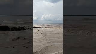 aksi gila seorang pemuda hadang banjir