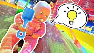 🪣👶 ¡Annabelle descubre un arenero muy especial!