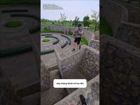 Sắp trễ giờ giao hàng rồi mà còn...