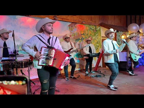 LOS VILLANOS DE COLTAUCO junto a su publico disfrutando de su música ranchera