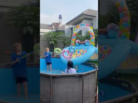 Main POP IT di kolam renang mini #SHORTS