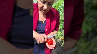 How to peel a tomato: Nonna Elda shows you the right way to peel like an Italian #tomato #lifeskill