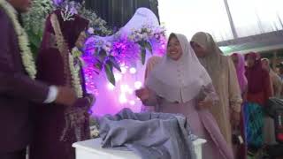 orang sampai antri berbaris untuk memberi sangu kepada pasangan pengantin