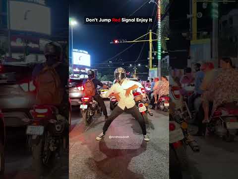 Nakhrewali Marathi Song | Subodh Londhe Helmet Guy Dance | Viral Traffic Dance
