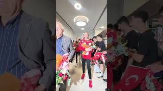 Dünya ikincisi #FileninSultanları yurda dönüşte çiçeklerle karşılandı. 💐🏵 #TRTSporDijital