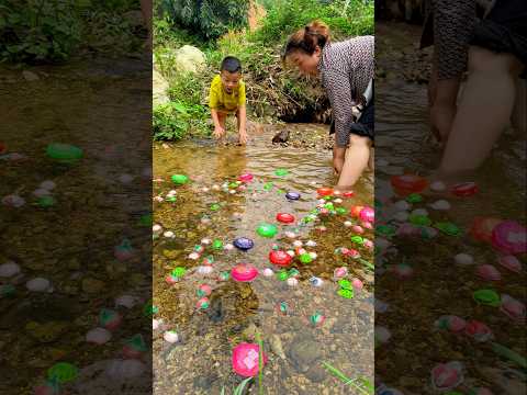 Kind mother and daughter share candy with ants 🐜🐜 funny videos #woodscraft #cutebaby