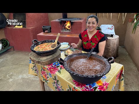 Sorprendi a Mis Invitados Con este Mole de Nopales y Tortillas Recién Sacaditas del Comal
