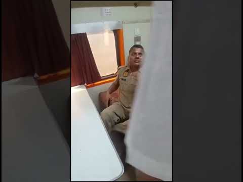 बंदे भारत एक्सप्रेस में पुलिस आना माना है ? police get out this train#shortsfeed #shorts #aajtak