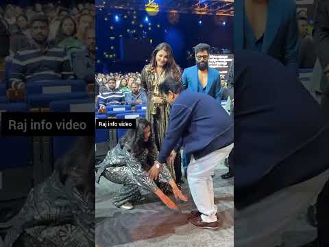 Aishwarya Rai Bachchan's Daughter Aaradhya Touches Shiva Rajkumar's Feet At SIIMA