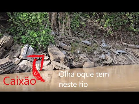 Tem um caixão na margem do rio