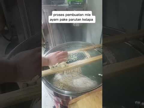 PROSES PEMBUATAN MIE AYAM PAKE PARUTAN KELAPA #shorts
