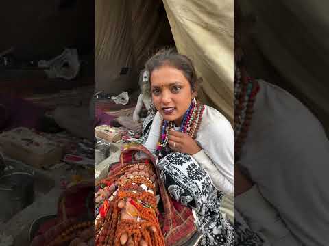 कुंभ मेले में बाबो को खुश करने के लिए आई यह लड़की रुद्राक्ष की माला बेच के दिन के ₹2000 कमाती है