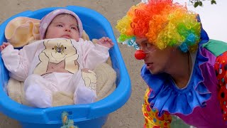 Metió a su hermanita en esta tina para que no descubran el tesoro que escondía en su pañal