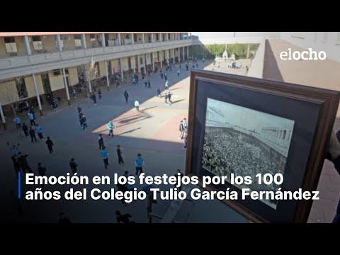 ALUMNOS DEL COLEGIO TULIO CON ATUENDOS DE ÉPOCA