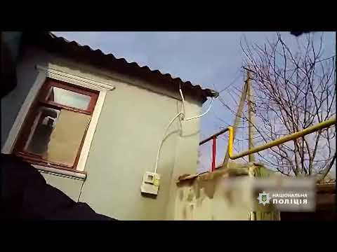На Херсонщині поліцейські евакуювали з обстрілюваного Берислава поранених внаслідок атаки російських дронів чоловіка та жінку