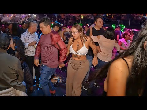 🔴QUE MANERA DE DISFRUTAR EN UNO DE LOS MEJORES SALONES DE BAILE!! - SE PRENDIO LA PISTA CON FAMOSO