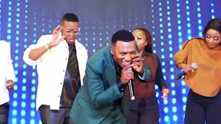 Dumi Mkokstad "Angimbonanga" (Live)