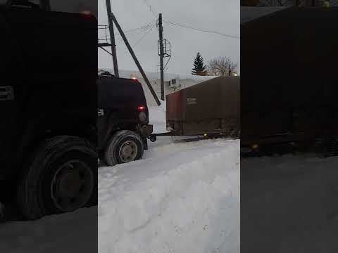есть у меня один знакомый, он говорит рендж едет лучше чем хаммер ...)))
