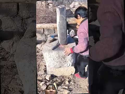 Cách Trung Quốc sử dụng Tảng đá làm bánh để lăng Đậu phộng ép làm dâu