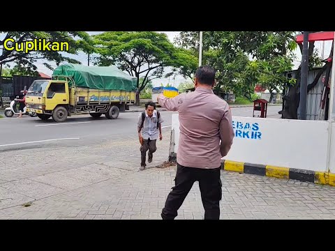 DITEMUKAN UANG SEGEPOK DIDALAM TAS PEMUDA YANG JALAN KAKI MAU KETEMU NENEKNYA. NAMUN ADA YANG ANEH.?