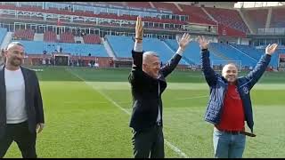 Trabzonspor Başkanı Ahmet Ağaoğlu taraftarlara üçlü çektirdi.