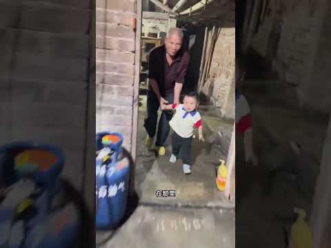 There was a sudden fire at home, and the baby cleverly looked for help to put out the fire#funny