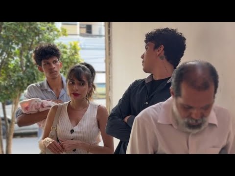 Se aproveitaram desse senhor sem saber quem ele era