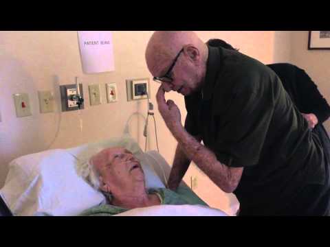 Eles estão casados há 73 anos: Ele é Howard, tem 92 anos, ela é Laura, tem 93. Ela está em um hospital para doentes terminais. Ele canta para ela o seu amor eterno