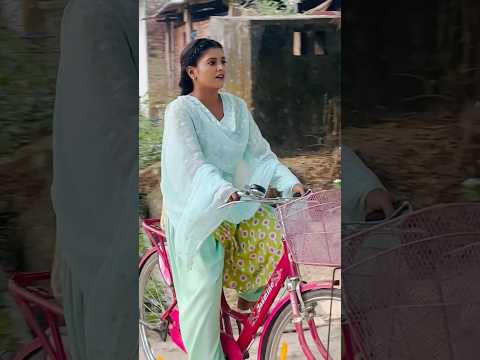 देखिए भोजपुरी की चुलबुली ऐक्ट्रेस रितु चौहान साइकिल से गाव घूम रही है😲😂………