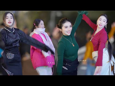 Wonderful Tibetan dances from Tibetan dancers at Roman Plaza, Chengdu