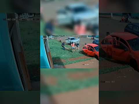 HOMEM SEPARA CÃES COM A MOTO | MULHER ABANDONA CACHORRO E CRIANÇA