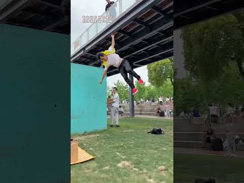 The delivery guy helps the beautiful girl pick up her bag, this is so cool #parkour  #skate#shorts