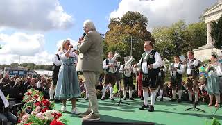 Video: Die Wiesn-Wirte grüßen ihre Gäste - Standkonzert unter der Bavaria (Video: Nina Eichinger)