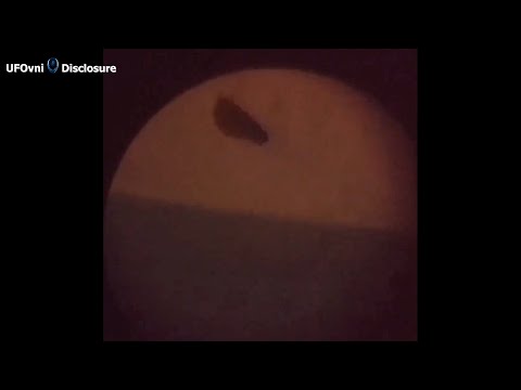 Filmé un grand OVNI noir émergeant lentement de la mer à travers un télescope ?