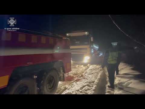 За минулу добу рятувальники Сумщини допомогли вивільнити із снігових заметів 18 автомобілів, врятовано 40 людей, серед яких 15 дітей